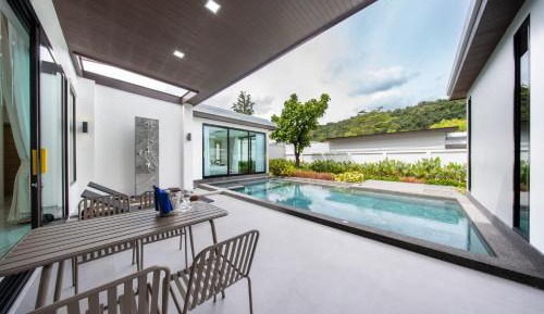 Villa with Garden View