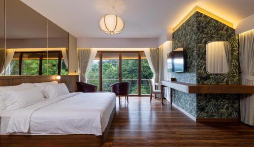 Deluxe King Suite
