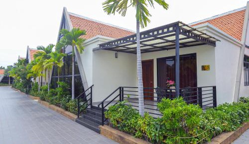 Two Bedroom Bungalow with Pool & Garden View 