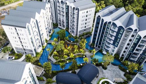 One-Bedroom Apartment with Park View