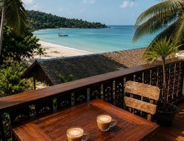 Deluxe Double Room with Side Sea View