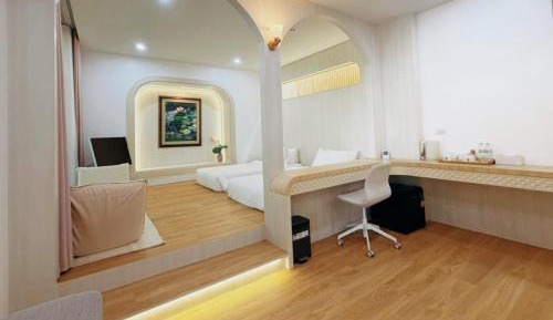 Deluxe Room (2 Adults + 1 Child)