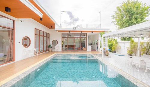 Villa with Garden View