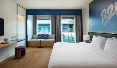 Deluxe King Room with Pool View - Upper Floor