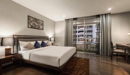Deluxe King Suite with Living Room and Balcony
