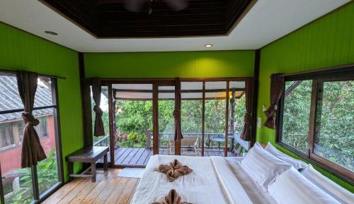 Bungalow with Garden View