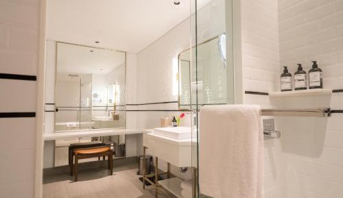 Junior Suite with California King Bed