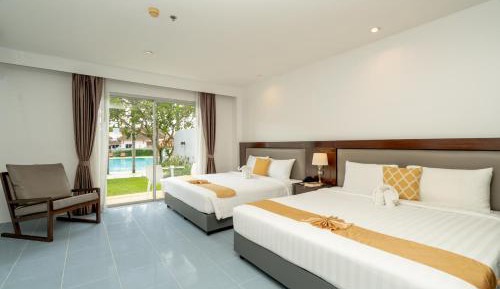 Signature Family Room with Pool Side