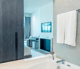 Deluxe Corner with Bathtub