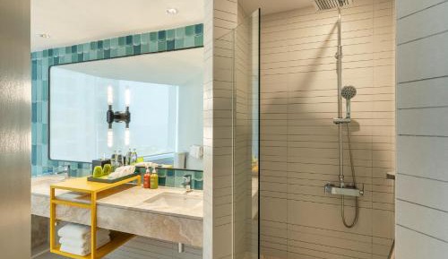 One-Bedroom King Suite with Sea View - Bay Tower