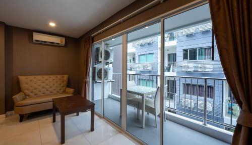 One-Bedroom Loft Apartment with One Queen Bed