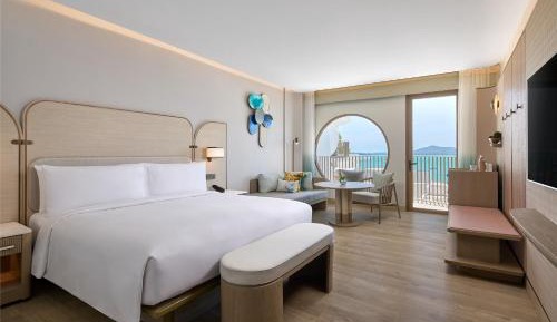 Deluxe King Room with Bay View and Sofa Bed