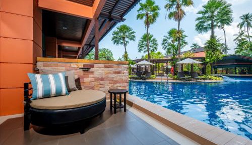 Premier Guest Room 1 King Pool Access