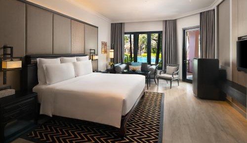 Junior King Suite with Pool/Club Lounge Access