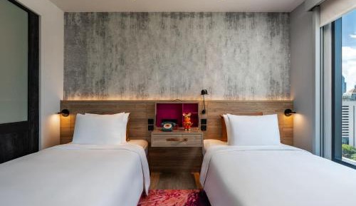 Corner Twin Room with City View