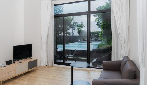 Deluxe Two-Bedroom Suite with One Queen Bed and Two Single Beds - Duplex/Poolside