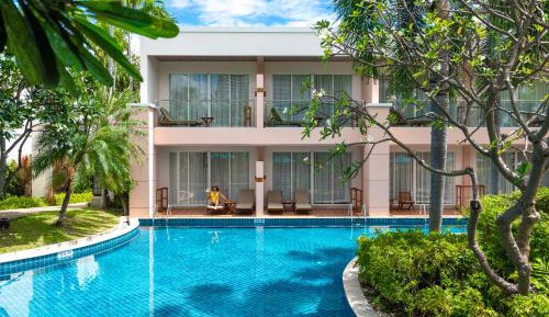 Lagoon View, Guest room, 1 King, Pool view, Balcony