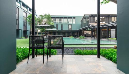 Lakorn Poolside