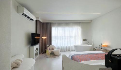 Suite with Lake View