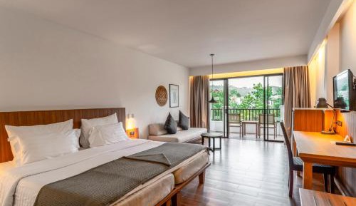 Grand Deluxe Pool View Room