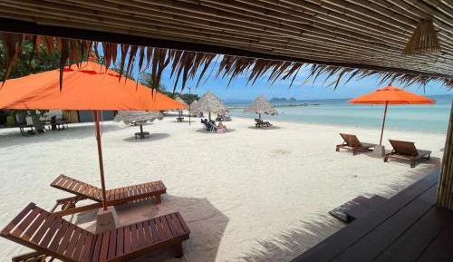 Deluxe Double Room with Side Sea View