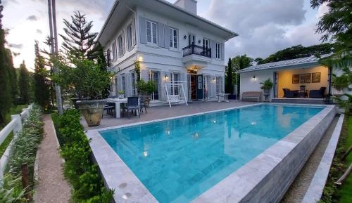 Villa with Garden View