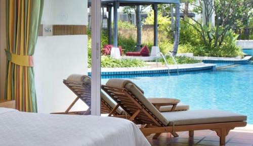 Lagoon Access, Guest room, 1 King, Poolside view