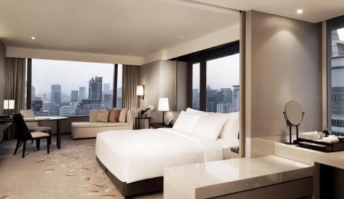 Deluxe Corner King room with panoramic view