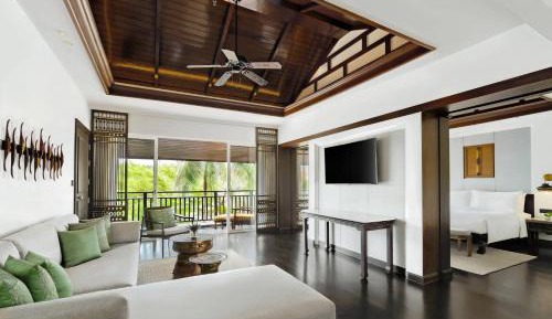 One-Bedroom Executive King Suite with Sofa Bed and Balcony