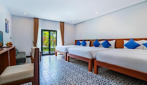 Family Triple Beds with Pool Access - Free Shuttle to Town