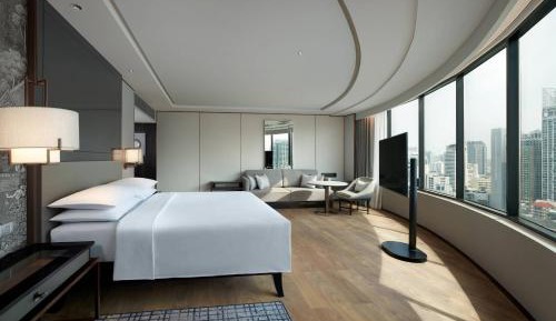 Corner King Suite with Lounge Access