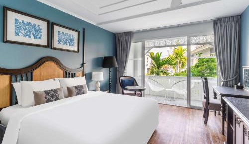 Suite with Bathtub
