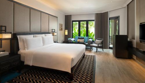 Junior King Suite with Garden View - Club Lounge Access