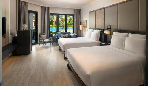 Queen Junior Suite with Pool - Club Lounge Access