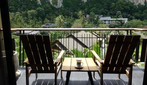 Deluxe King Room with Mountain View