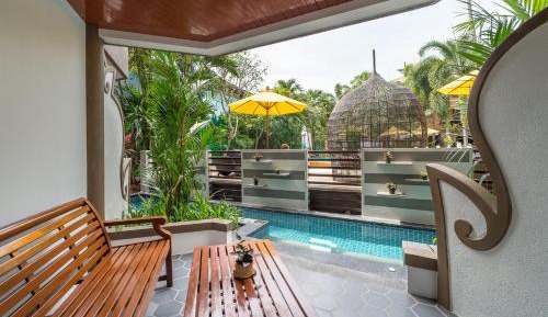 Deluxe Jacuzzi Pool 