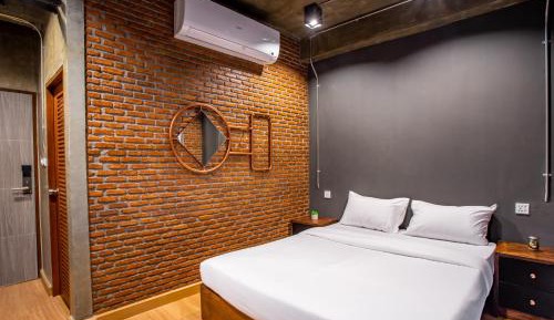 Deluxe Queen Room with Private Bathroom