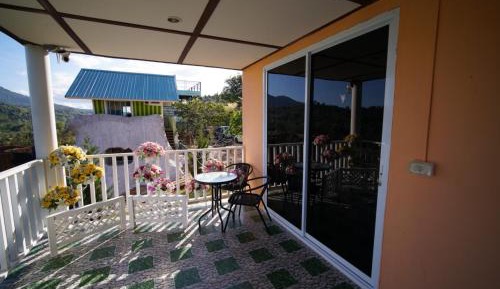 Standard Twin Room with Mountain View