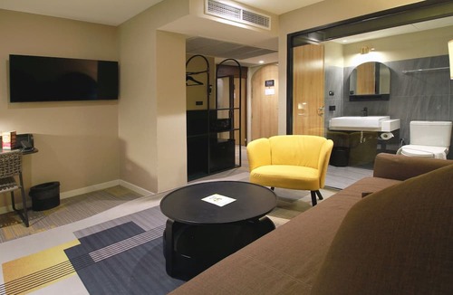Chom Phon Hotel | Benjarong Hotel Bangkok