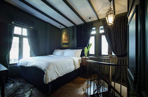 Wat Bowon Niwet Hotel | Baan Tuk Din Hotel
