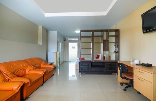 Nakhon Chai Si Hotel | OYO 762 Chompoo
