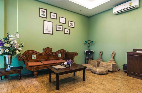 Wat Ratchabophit House | Feung Nakorn Balcony Rooms and Cafe