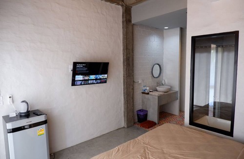 Phunphin Hotel | Black Elephant Boutique
