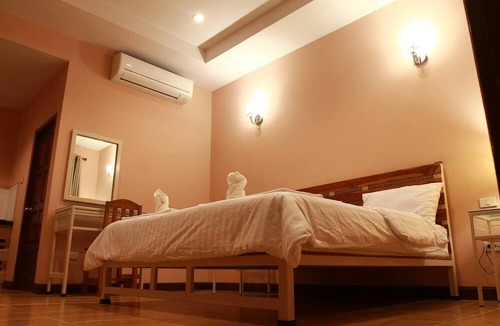 Si Maha Phot Hotel | Pirom Lake And Resort