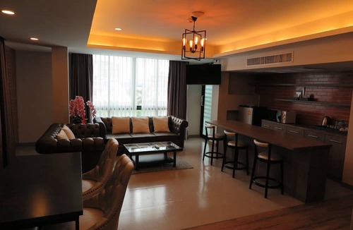 Chom Phon Hotel | V20boutique Jacuzzi Hotel