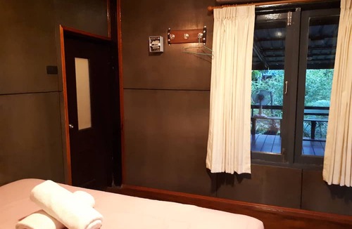 Amphawa Hotel | Baansuankamnun Montree