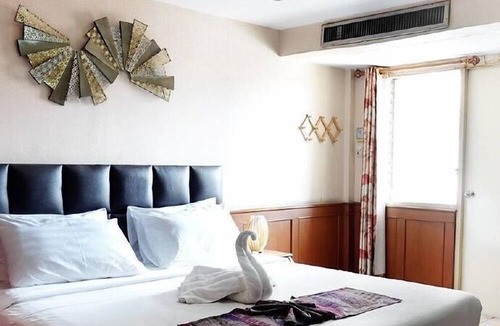 Ban Lam Rua Taek Hotel | Navanakorn Golden View