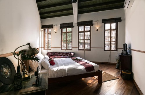 China Town Hotel | 103 - Bed and Brews