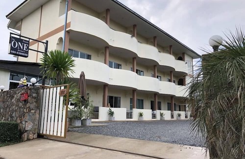 Bang Sare Hotel | RoomQuest One Bangsaray