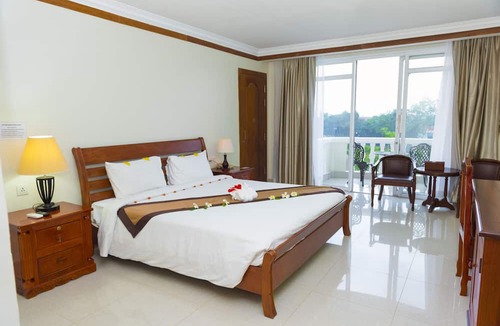 Sampov Meas Hotel | Pursat Riverside Hotel and Spa